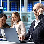 Como a tecnologia tende a eliminar erros em duplicatas?