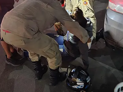 Colisão entre carro e motocicleta deixa mulher ferida em Corumbá