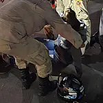 Colisão entre carro e motocicleta deixa mulher ferida em Corumbá
