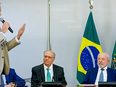 Lula assina MP e zera "taxa das blusinhas"