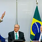 Lula assina MP e zera "taxa das blusinhas"