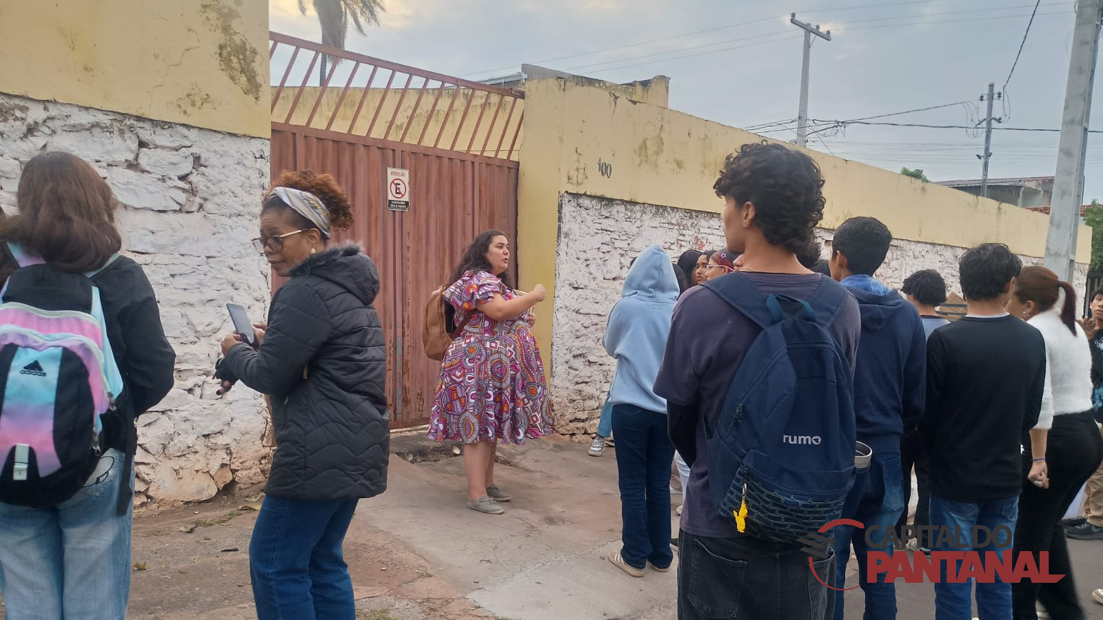 Grupo de estudantes percorreu ruas do centro histórico durante visita mediada em Corumbá. (Foto: Capital do Pantanal)