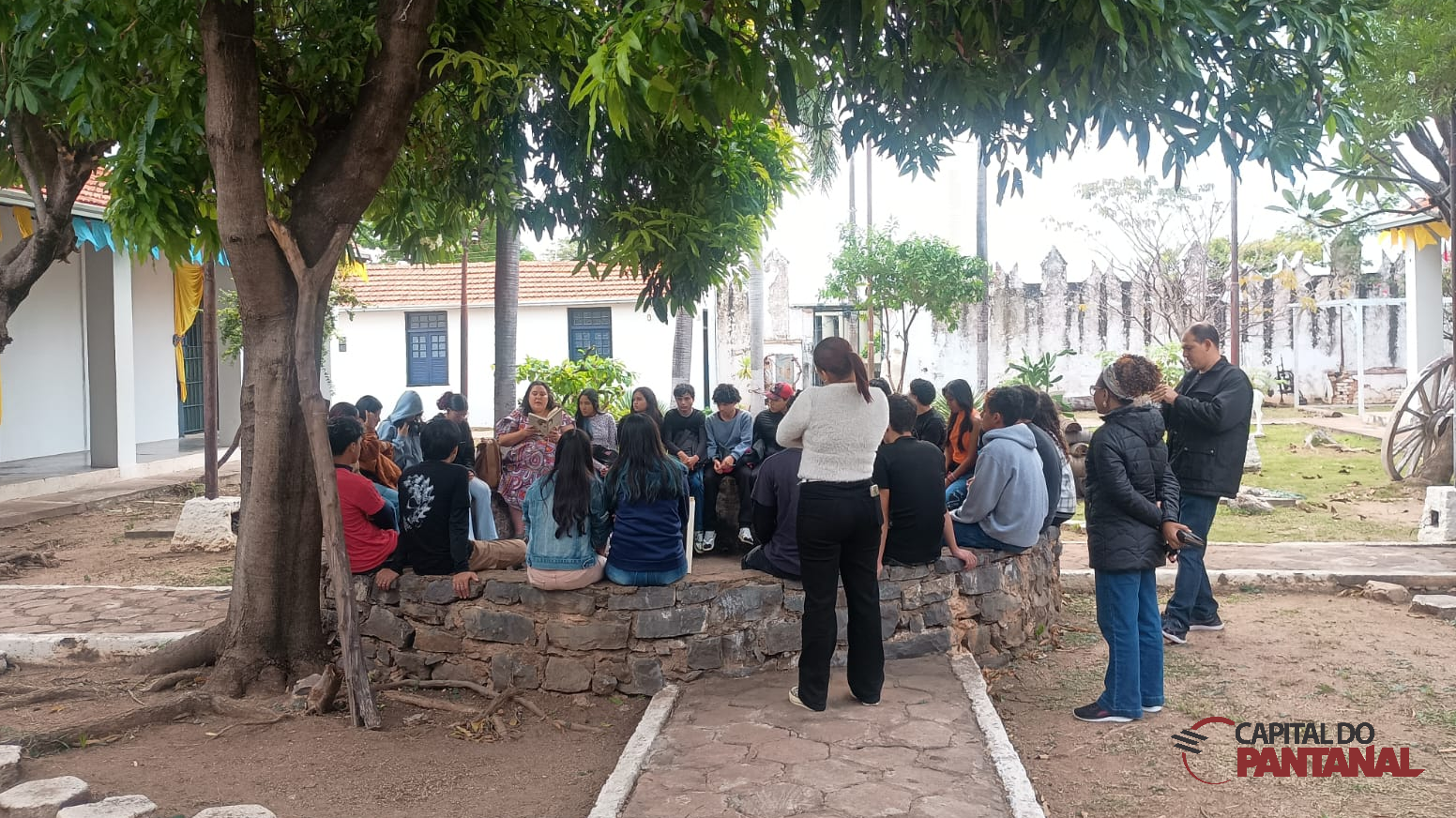 Estudantes participam de visita mediada sobre memória e cultura no centro de Corumbá. (Foto: Capital do Pantanal)