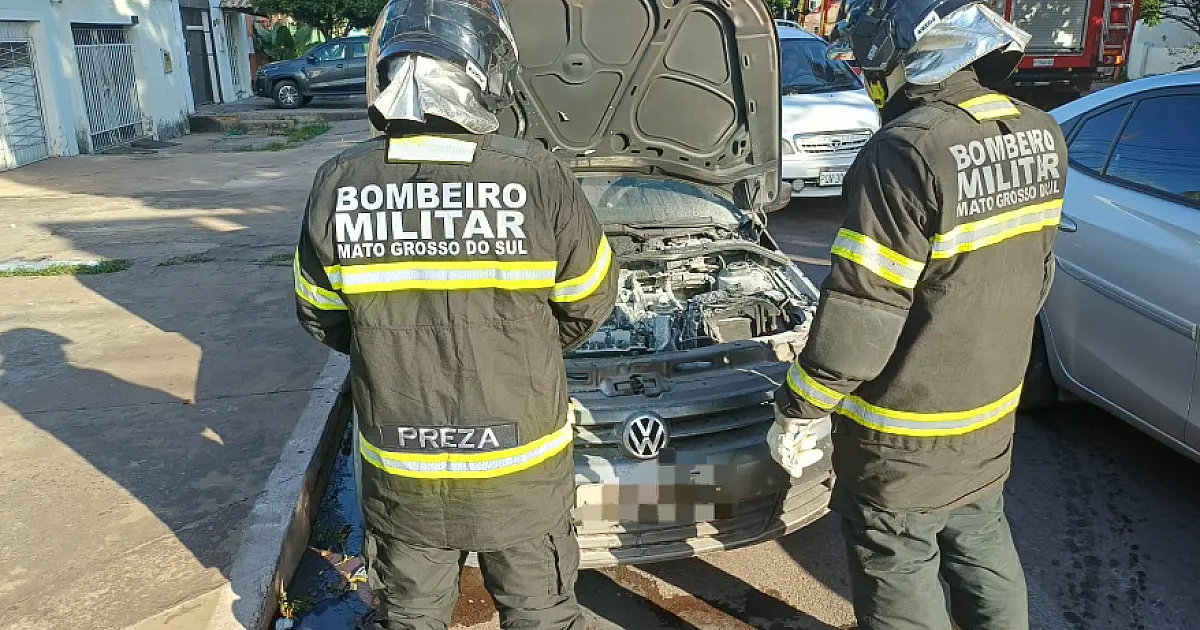 Proprietário age rápido e impede propagação de incêndio em carro no centro