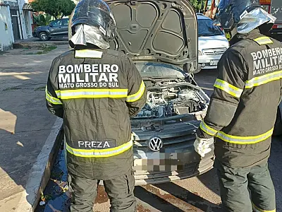 Proprietário age rápido e impede propagação de incêndio em carro no centro