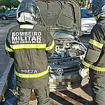 Proprietário age rápido e impede propagação de incêndio em carro no centro