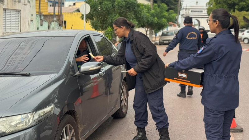 Guardas municipais participaram de blitz educativa do Maio Laranja. (Foto: Divulgação/Prefeitura de Ladário)