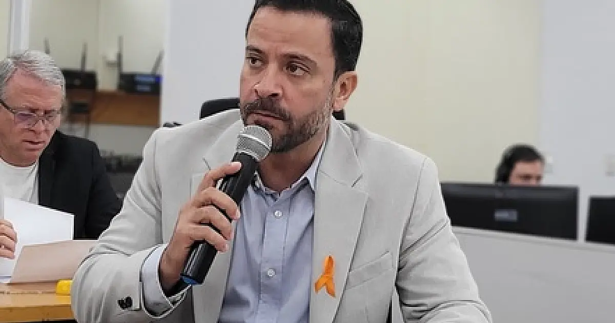 Elinho cobra obras emergenciais em escola de Albuquerque