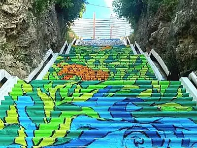 Escadaria histórica de Corumbá vira tela gigante em intervenção urbana