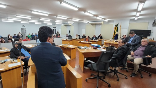 Auditor fiscal Maurício durante sessão na Câmara Municipal de Corumbá. (Foto: Divulgação)