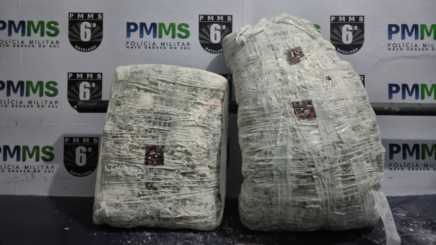 Passageira chegou a raspar a identifica&ccedil;&atilde;o da bagagem com os fardos de maconha, mas terminou sendo identificada. Foto: Divulga&ccedil;&atilde;o/PMMS