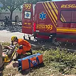 Motociclista desvia de cachorro e sofre queda em Corumbá