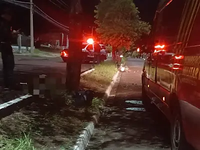 Motociclista morre ao colidir contra árvore na Avenida Rio Branco