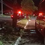 Motociclista morre ao colidir contra árvore na Avenida Rio Branco