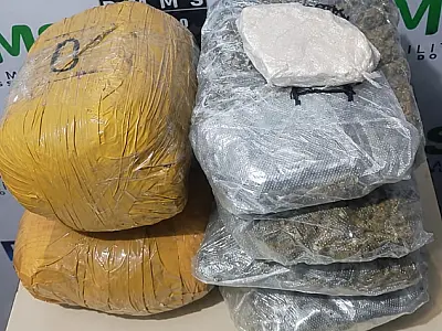 Passageira é presa com 4kg de skunk e cocaína em ônibus que seguia para Capital