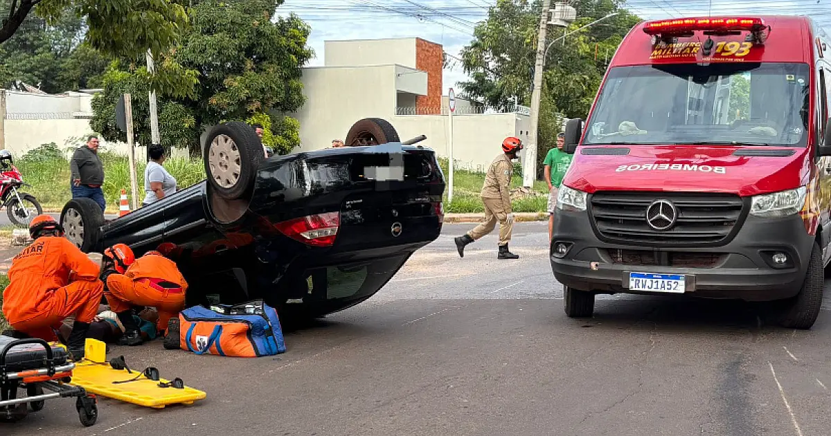 Colisão provoca capotamento e deixa dois feridos  no Centro de Corumbá