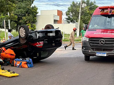 Colisão provoca capotamento e deixa dois feridos  no Centro de Corumbá