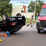 Colisão provoca capotamento e deixa dois feridos  no Centro de Corumbá