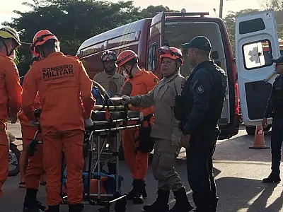 Colisão em caminhão estacionado deixa motociclista ferido em Corumbá
