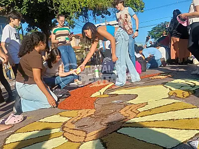 Fiéis confeccionam tapetes e celebram Corpus Christi em Corumbá