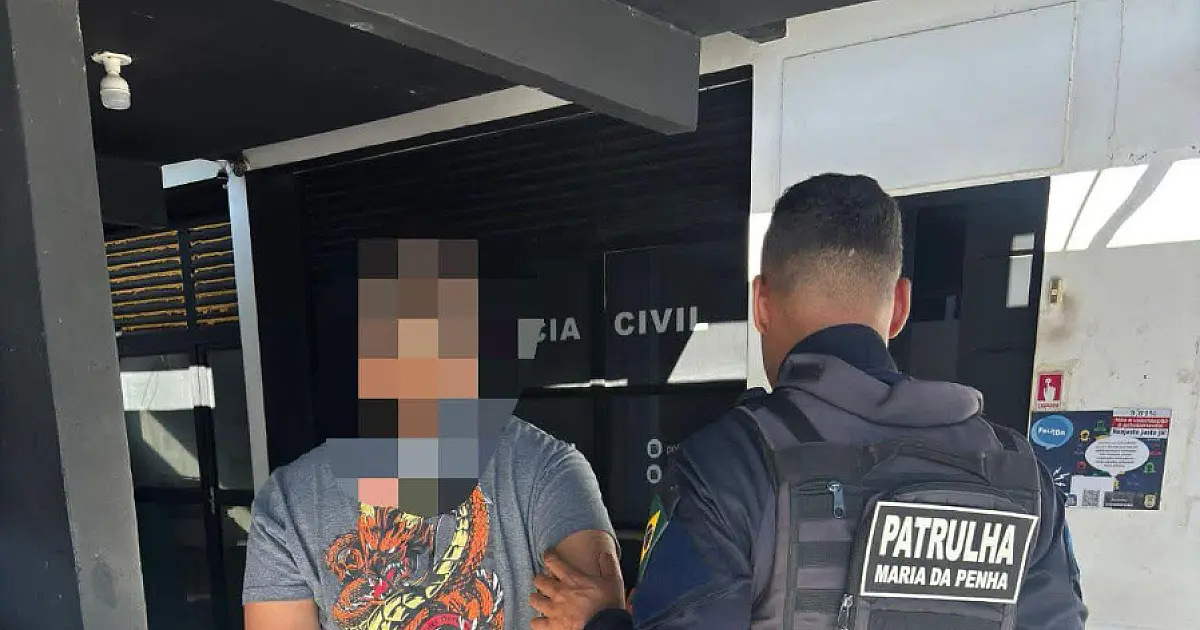 Homem agride ex-mulher com cabo de vassoura na frente dos filhos