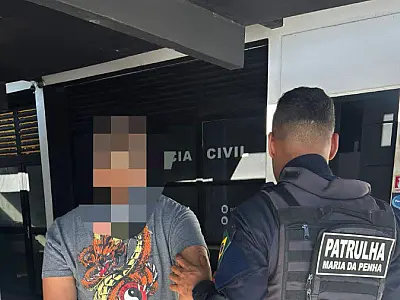 Homem agride ex-mulher com cabo de vassoura na frente dos filhos
