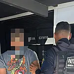 Homem agride ex-mulher com cabo de vassoura na frente dos filhos