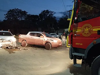 Colisão entre carros deixa mãe e filho feridos no bairro Guaicurus
