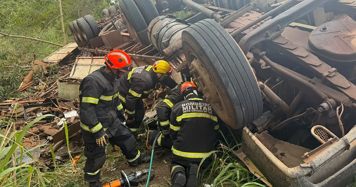 Tombamento de carreta causa morte de motorista na rotatória de acesso à Bolívia