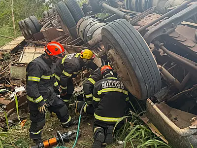 Tombamento de carreta causa morte de motorista na rotatória de acesso à Bolívia