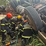 Tombamento de carreta causa morte de motorista na rotatória de acesso à Bolívia