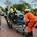 Pista molhada provoca queda de moto e deixa duas pessoas feridas na Rio Branco