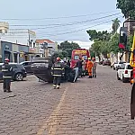 Acidente no centro de Corumbá causa capotamento de veículo
