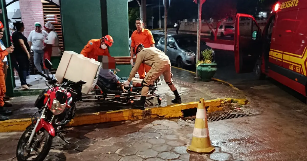 Motociclista fica ferido após queda no cruzamento das Ruas Delamare e Antônio João