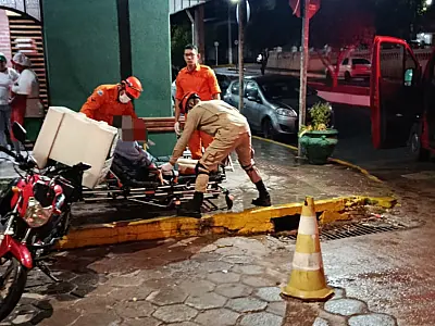 Motociclista fica ferido após queda no cruzamento das Ruas Delamare e Antônio João