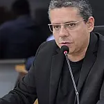Alexandre cobra oficialização de coordenadores na rede municipal