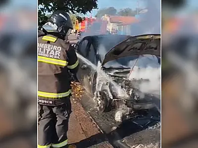 Carro pega fogo e mobiliza Bombeiros no centro de Corumbá