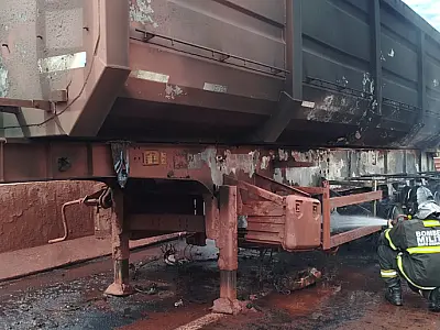 Caminhão de minério pega fogo na BR-262 próximo a Albuquerque