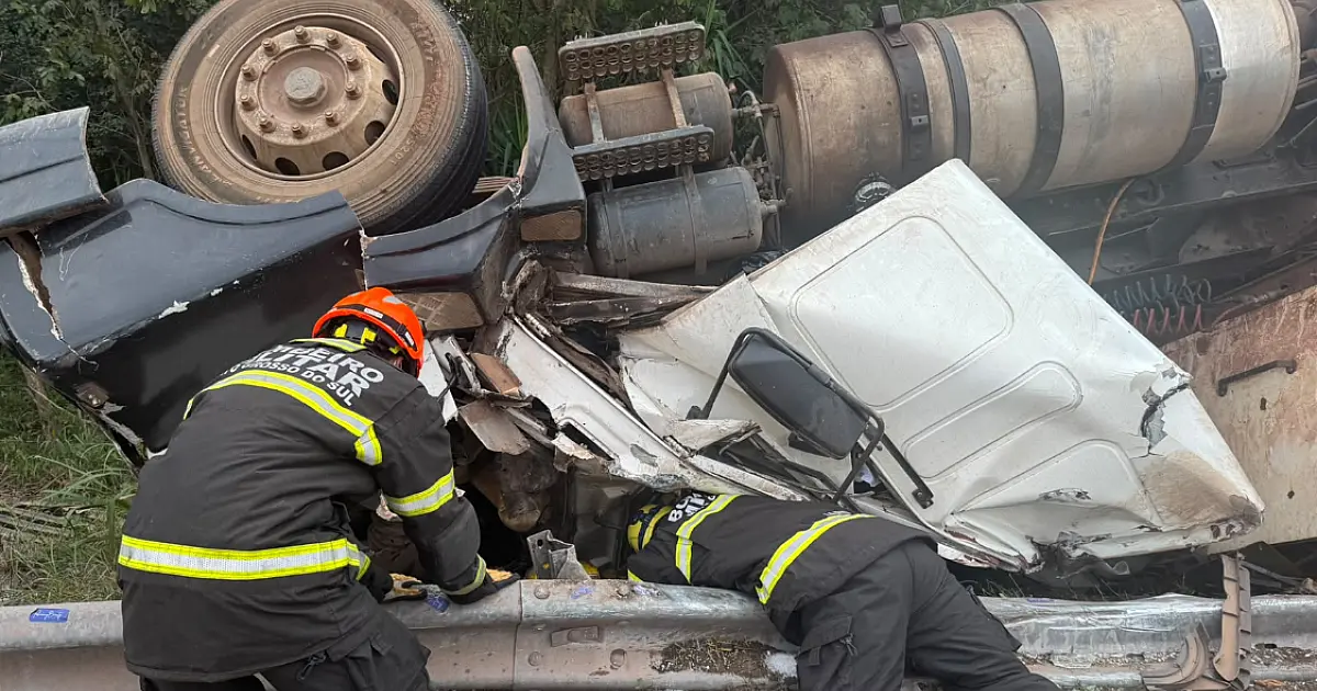 Identificado motorista que morreu em tombamento de carreta na BR-262