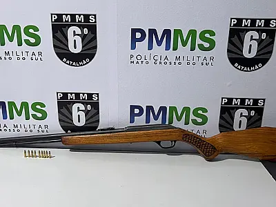 Arma e munições são apreendidas após denúncia em assentamento rural