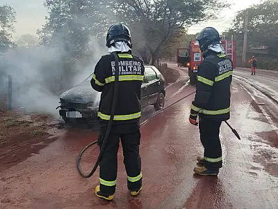 Incêndio destrói frente de carro na entrada de Ladário