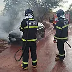 Incêndio destrói frente de carro na entrada de Ladário